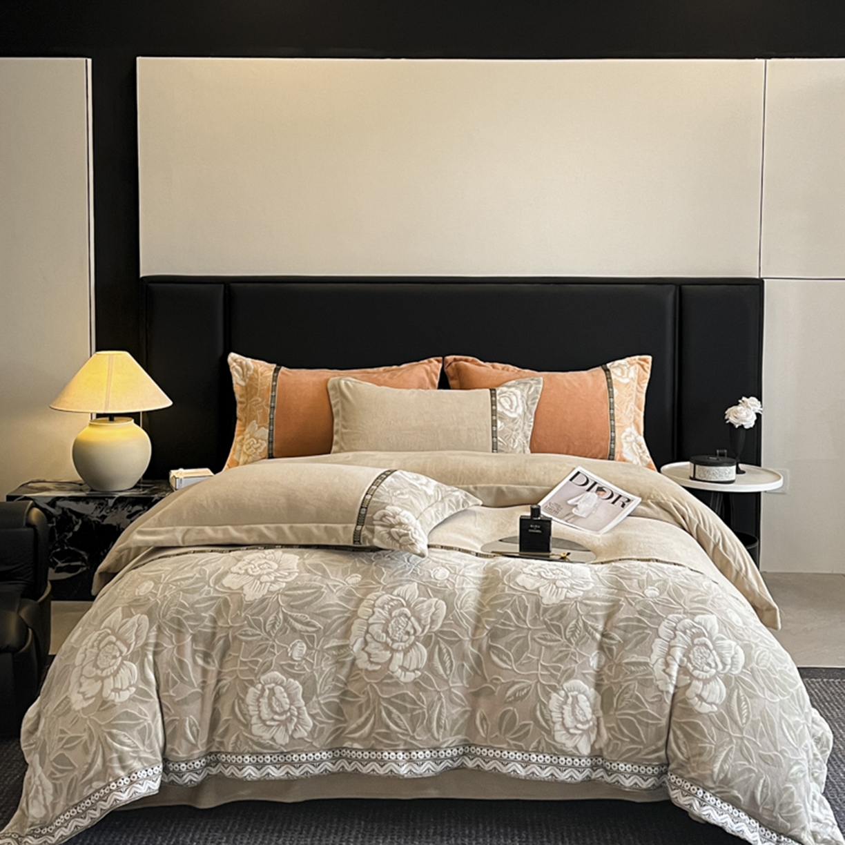 91家纺网 家纺一手货源 找家纺 帝王家纺 2025新款刺绣雕花加厚保暖牛奶绒四件套冬季珊瑚绒  控价： 淘宝标准￥208，小号￥178.拼多多标准￥168，小号￥138. (谢谢配合） 花绒月貌-香槟