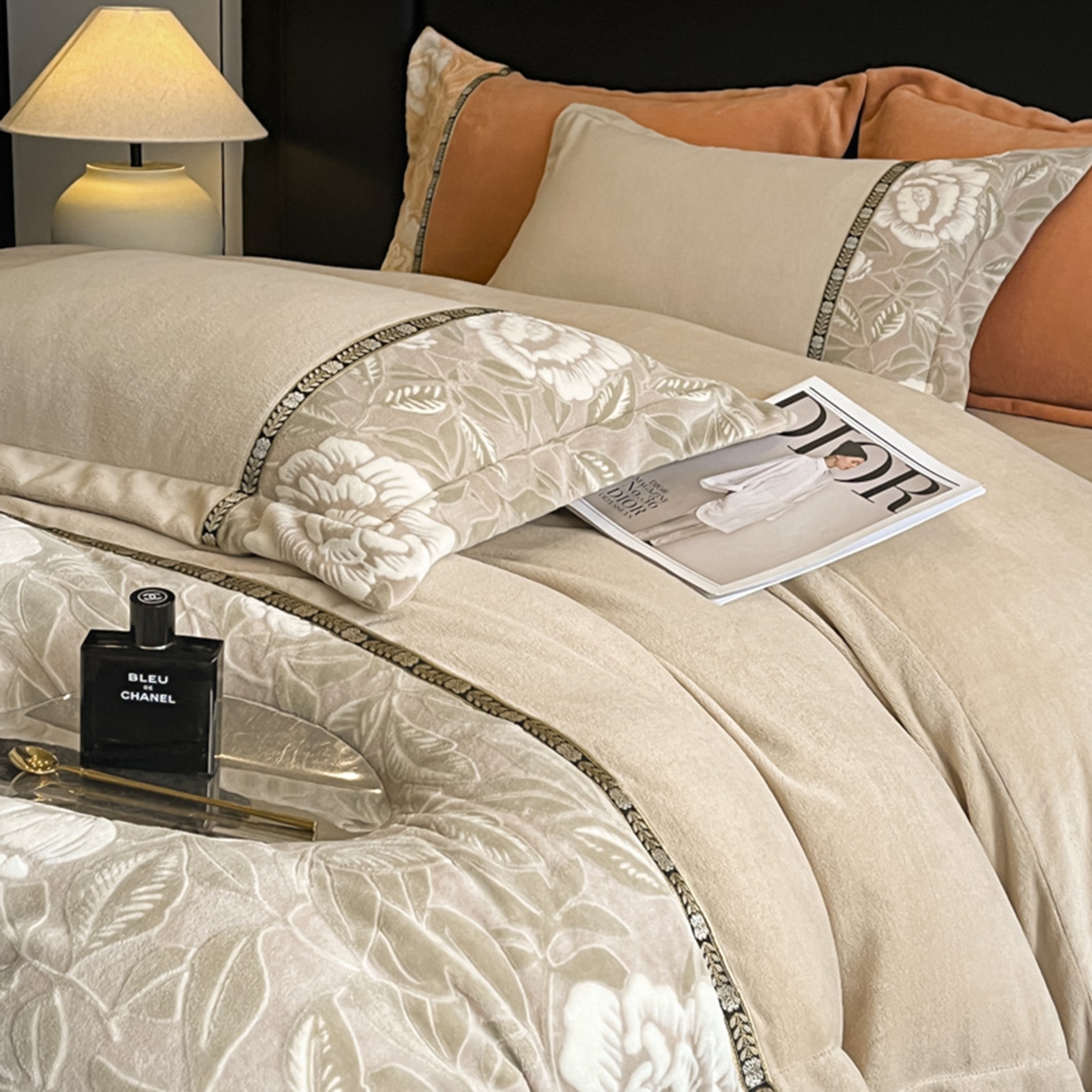 91家纺网 家纺一手货源 找家纺 帝王家纺 2025新款刺绣雕花加厚保暖牛奶绒四件套冬季珊瑚绒  控价： 淘宝标准￥208，小号￥178.拼多多标准￥168，小号￥138. (谢谢配合） 花绒月貌-香槟