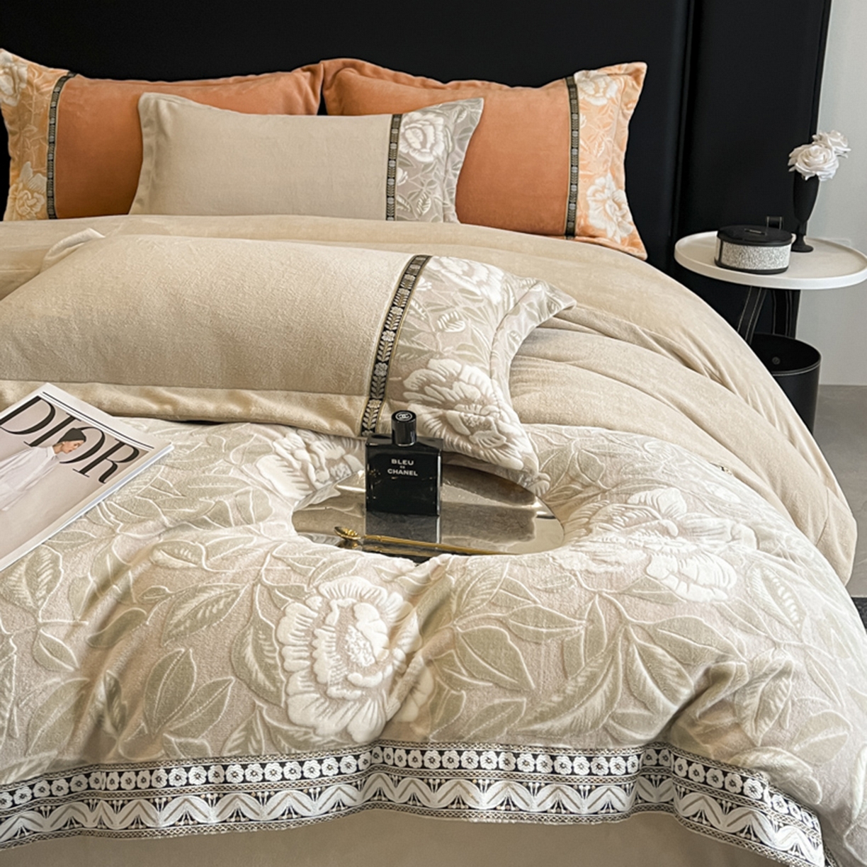 91家纺网 家纺一手货源 找家纺 帝王家纺 2025新款刺绣雕花加厚保暖牛奶绒四件套冬季珊瑚绒  控价： 淘宝标准￥208，小号￥178.拼多多标准￥168，小号￥138. (谢谢配合） 花绒月貌-香槟