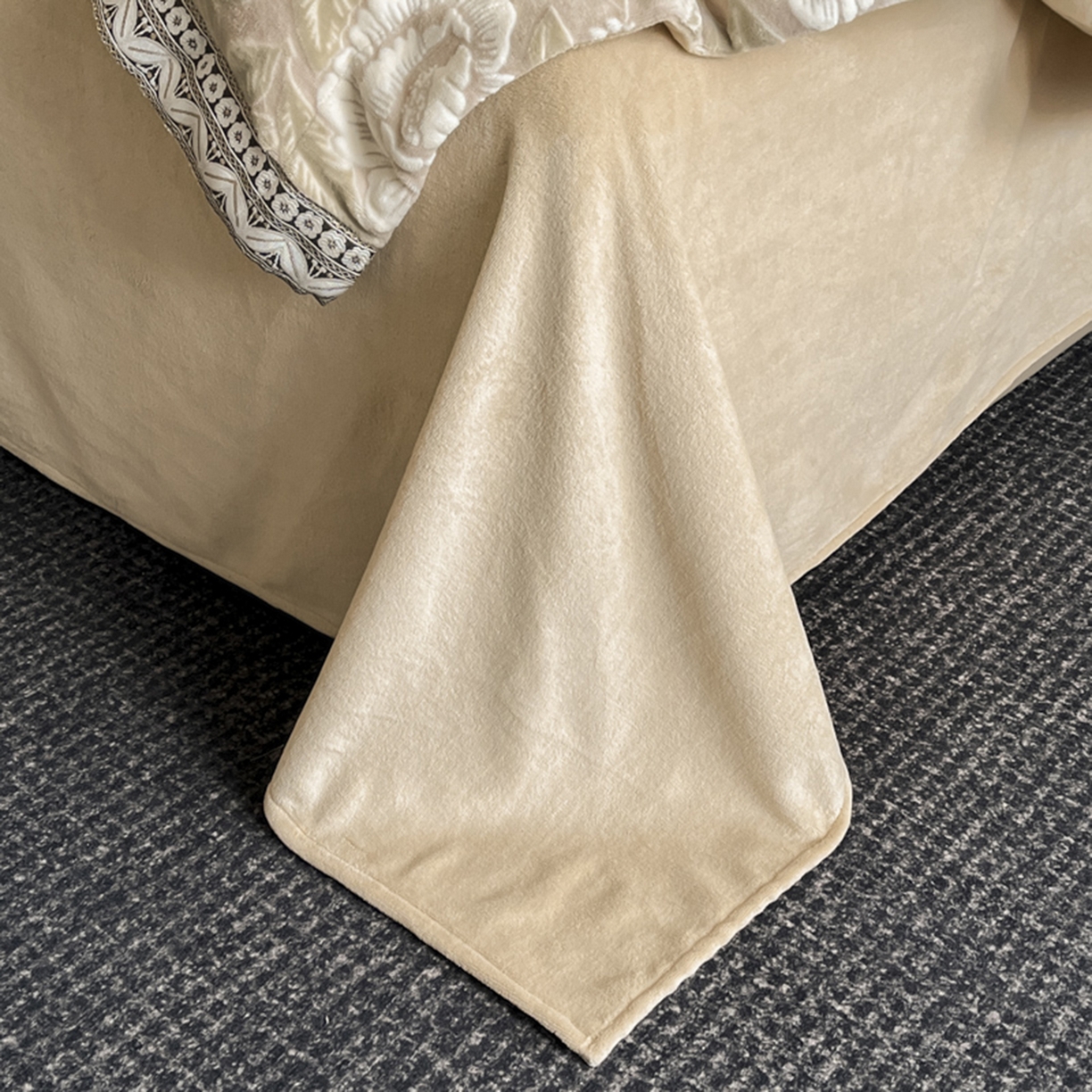 91家纺网 家纺一手货源 找家纺 帝王家纺 2025新款刺绣雕花加厚保暖牛奶绒四件套冬季珊瑚绒  控价： 淘宝标准￥208，小号￥178.拼多多标准￥168，小号￥138. (谢谢配合） 花绒月貌-香槟