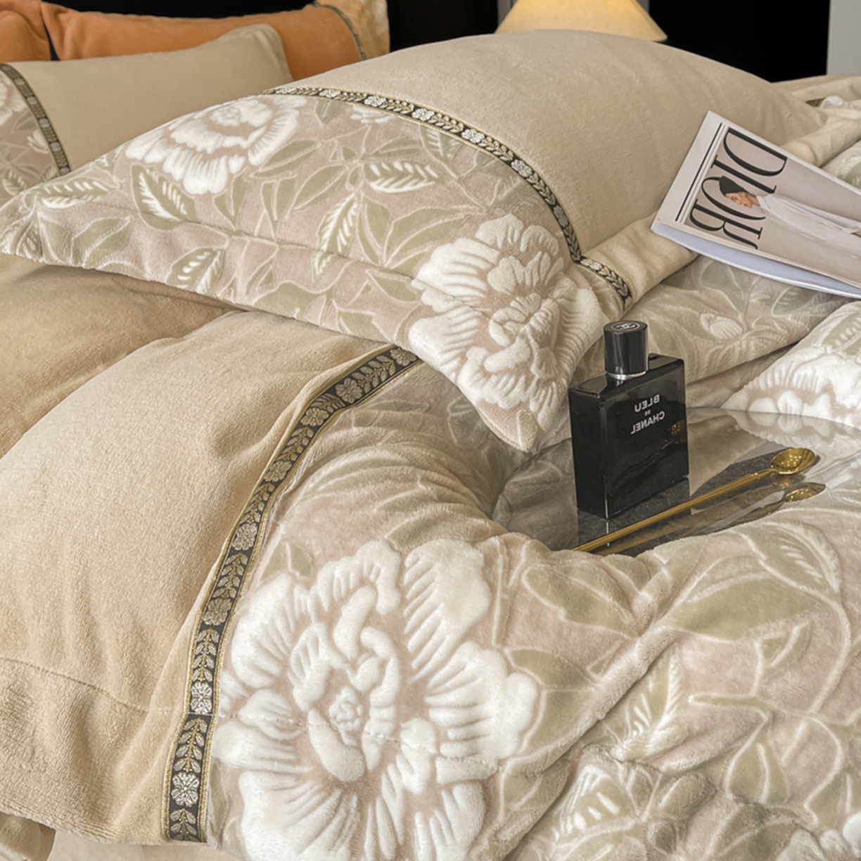 91家纺网 家纺一手货源 找家纺 帝王家纺 2025新款刺绣雕花加厚保暖牛奶绒四件套冬季珊瑚绒  控价： 淘宝标准￥208，小号￥178.拼多多标准￥168，小号￥138. (谢谢配合） 花绒月貌-香槟