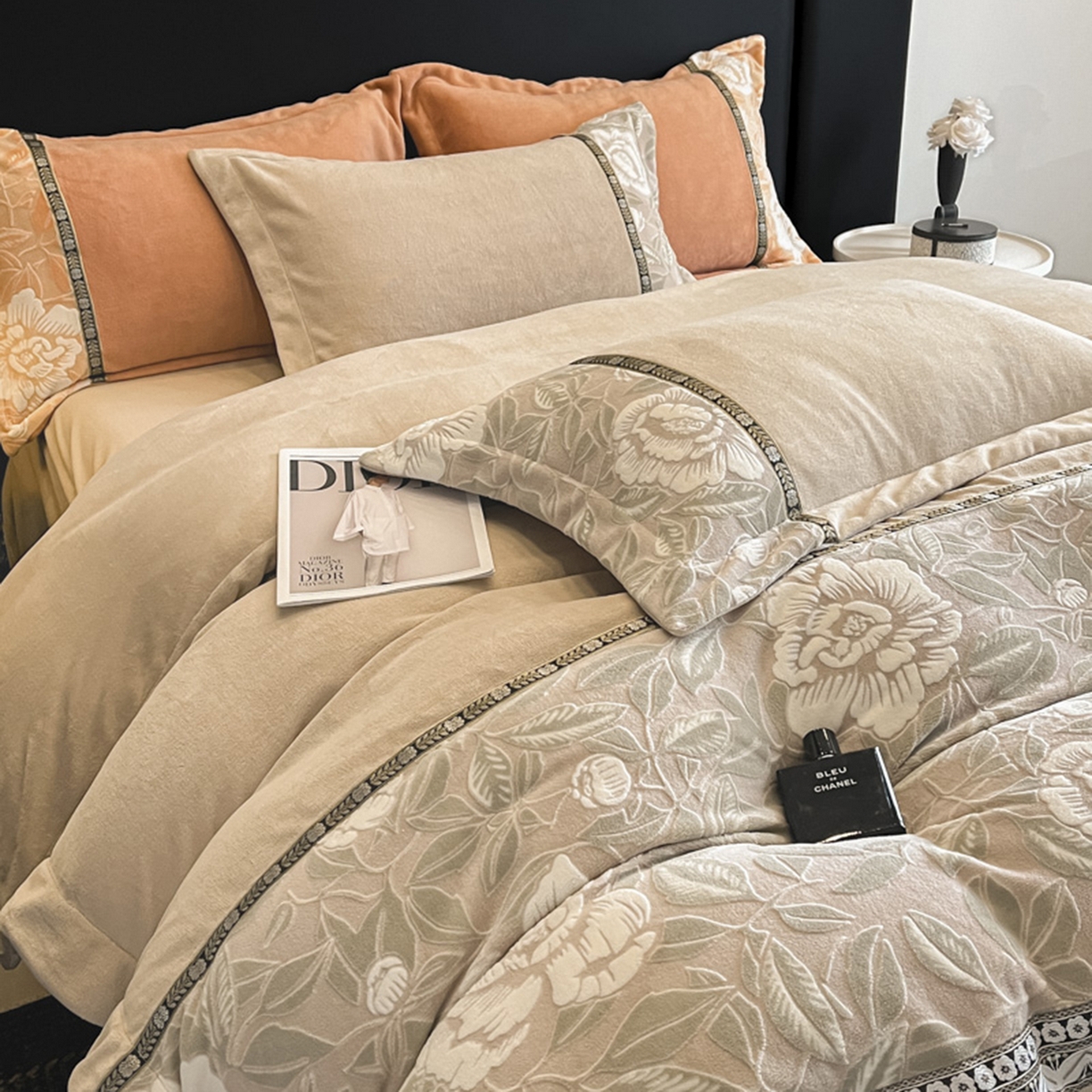 91家纺网 家纺一手货源 找家纺 帝王家纺 2025新款刺绣雕花加厚保暖牛奶绒四件套冬季珊瑚绒  控价： 淘宝标准￥208，小号￥178.拼多多标准￥168，小号￥138. (谢谢配合） 花绒月貌-香槟
