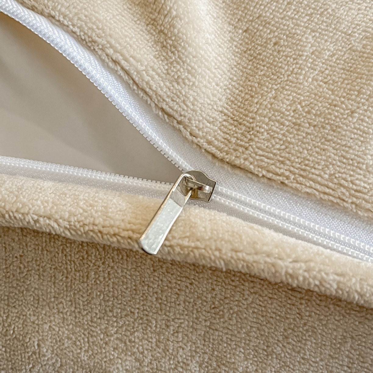 91家纺网 家纺一手货源 找家纺 帝王家纺 2025新款刺绣雕花加厚保暖牛奶绒四件套冬季珊瑚绒  控价： 淘宝标准￥208，小号￥178.拼多多标准￥168，小号￥138. (谢谢配合） 花绒月貌-香槟