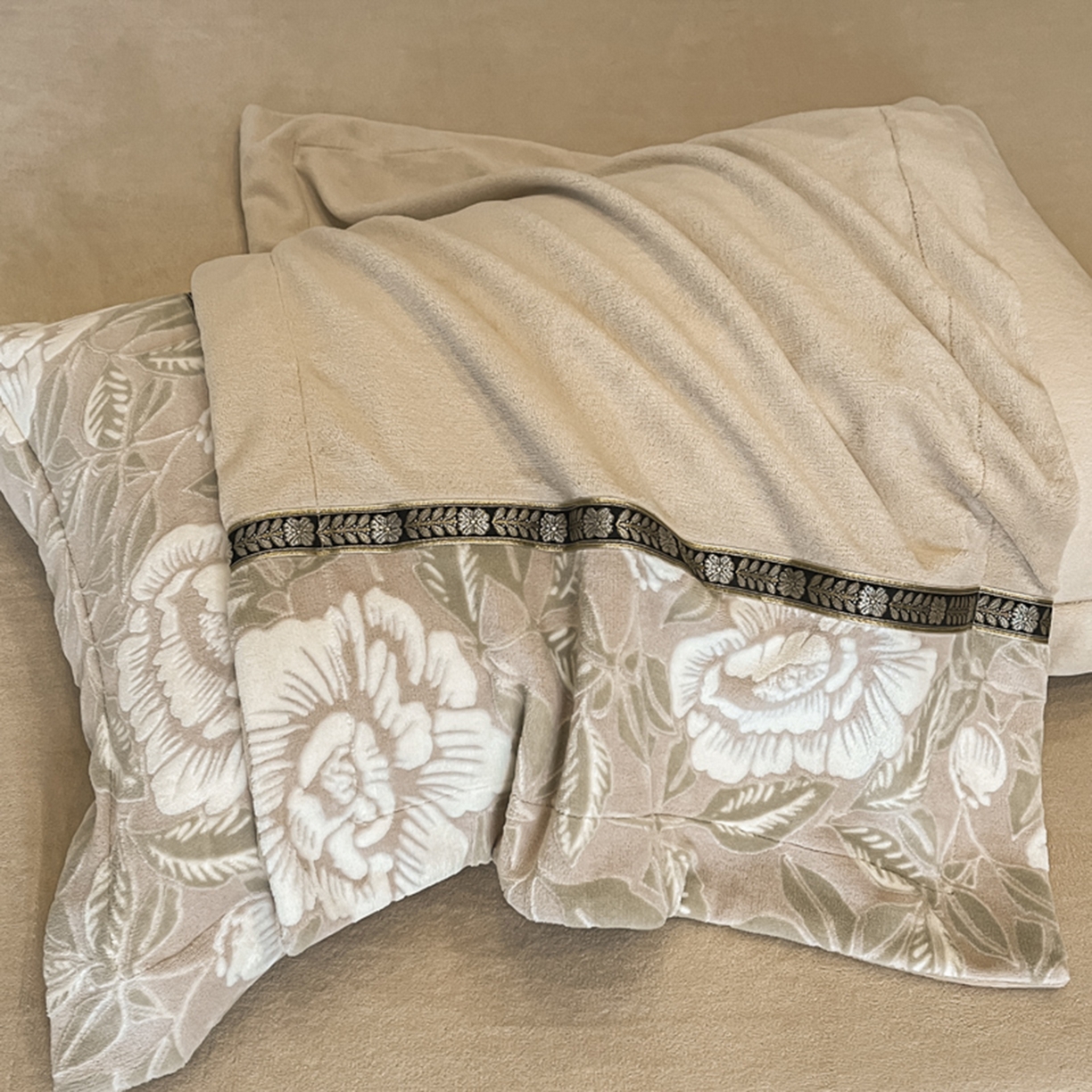 91家纺网 家纺一手货源 找家纺 帝王家纺 2025新款刺绣雕花加厚保暖牛奶绒四件套冬季珊瑚绒  控价： 淘宝标准￥208，小号￥178.拼多多标准￥168，小号￥138. (谢谢配合） 花绒月貌-香槟