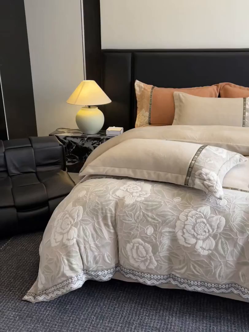 91家纺网 家纺一手货源 找家纺 帝王家纺 2025新款刺绣雕花加厚保暖牛奶绒四件套冬季珊瑚绒  控价： 淘宝标准￥208，小号￥178.拼多多标准￥168，小号￥138. (谢谢配合） 花绒月貌-香槟