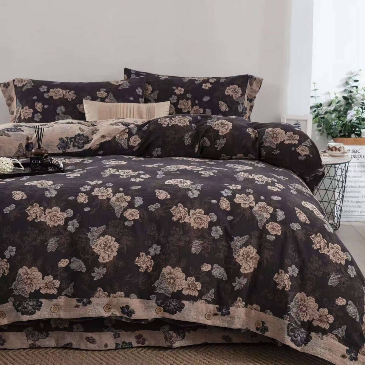 91家纺网 家纺一手货源 找家纺 双层纱家居 2025新款纯棉双层纱纽扣款四件套 黑茶