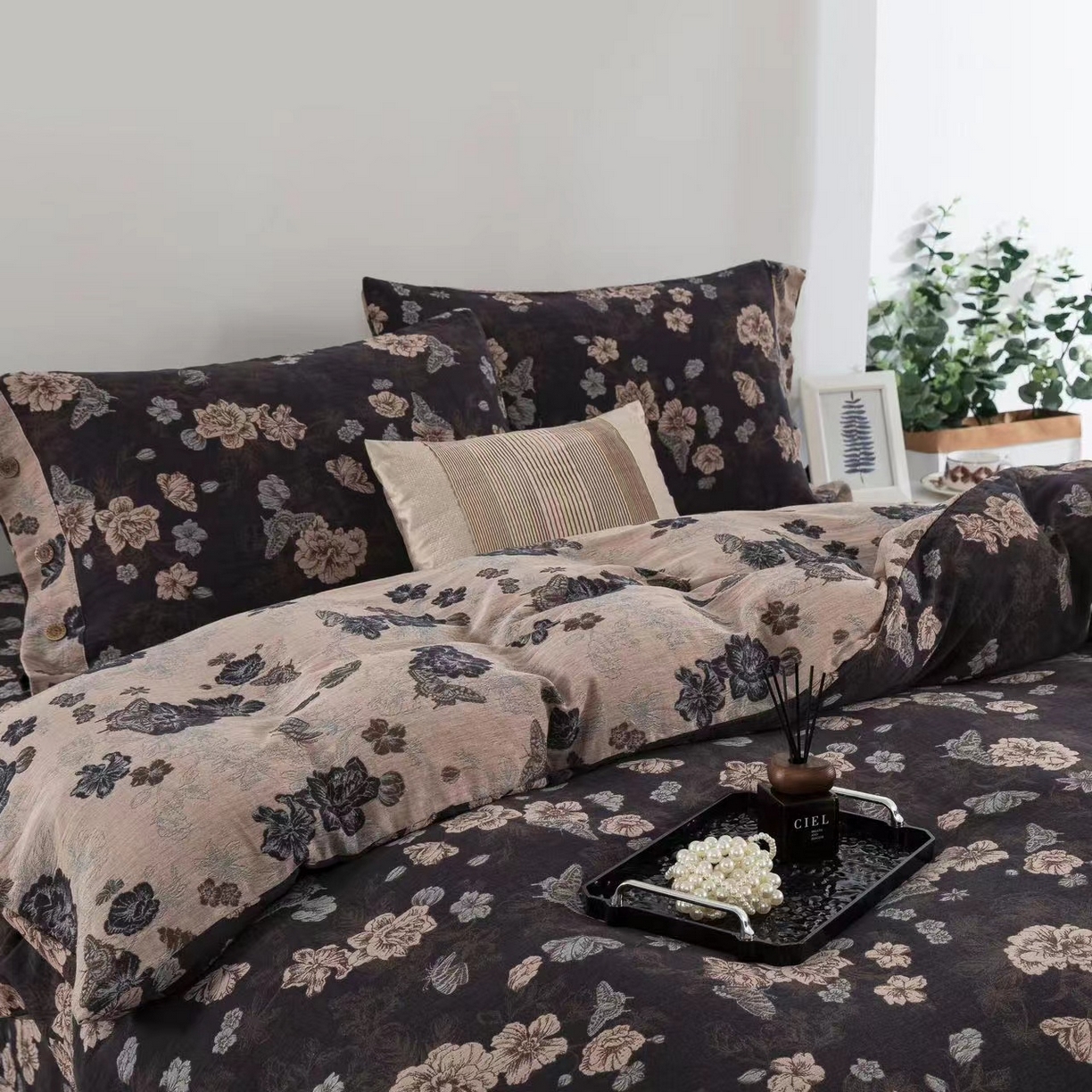 91家纺网 家纺一手货源 找家纺 双层纱家居 2025新款纯棉双层纱纽扣款四件套 黑茶