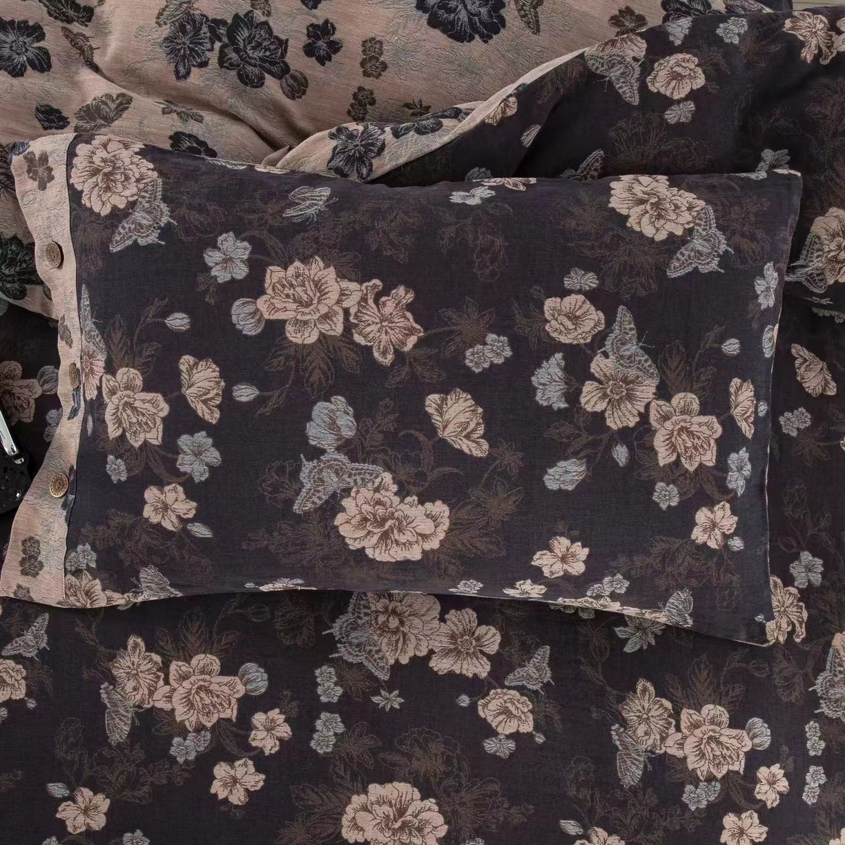 91家纺网 家纺一手货源 找家纺 双层纱家居 2025新款纯棉双层纱纽扣款四件套 黑茶