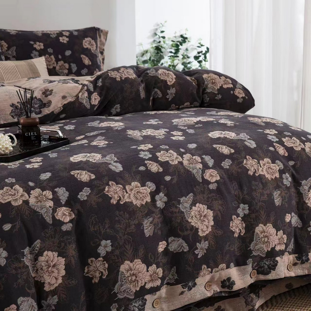 91家纺网 家纺一手货源 找家纺 双层纱家居 2025新款纯棉双层纱纽扣款四件套 黑茶