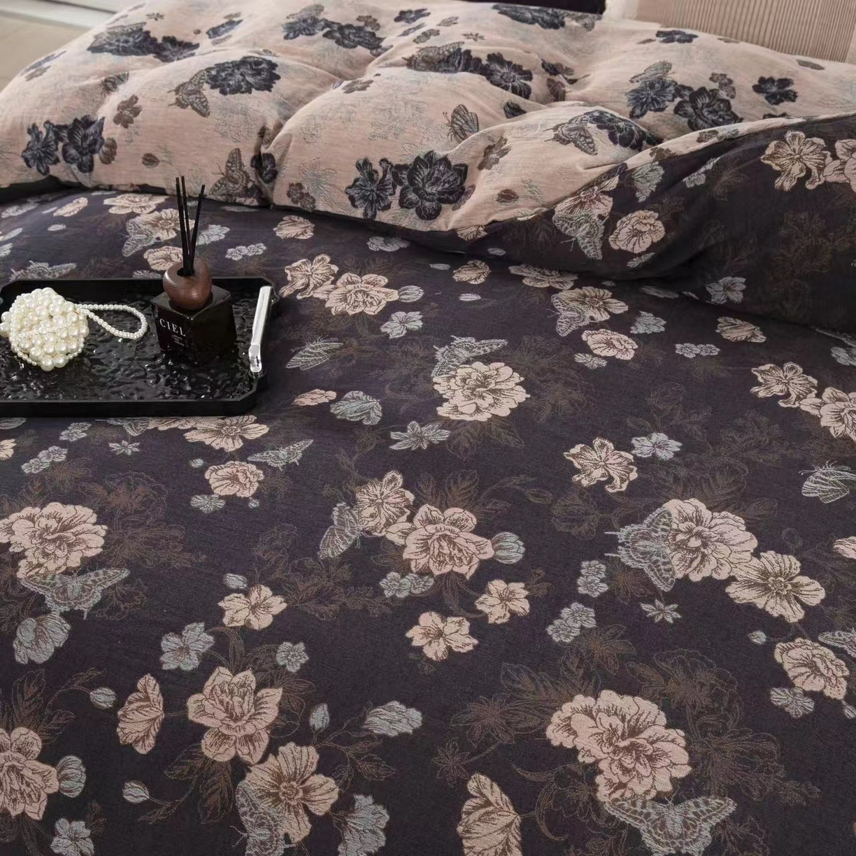 91家纺网 家纺一手货源 找家纺 双层纱家居 2025新款纯棉双层纱纽扣款四件套 黑茶