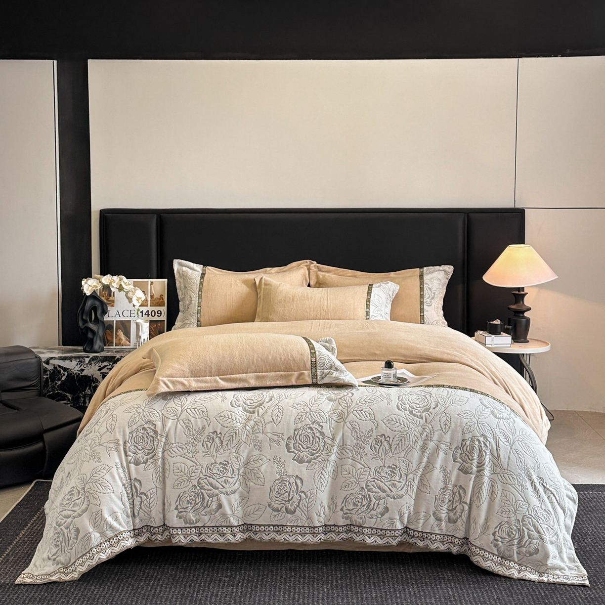 91家纺网 家纺一手货源 找家纺 帝王家纺 2025新款刺绣雕花加厚保暖牛奶绒四件套冬季珊瑚绒  控价： 淘宝标准￥208，小号￥178.拼多多标准￥168，小号￥138. (谢谢配合） 花容月貌-白色