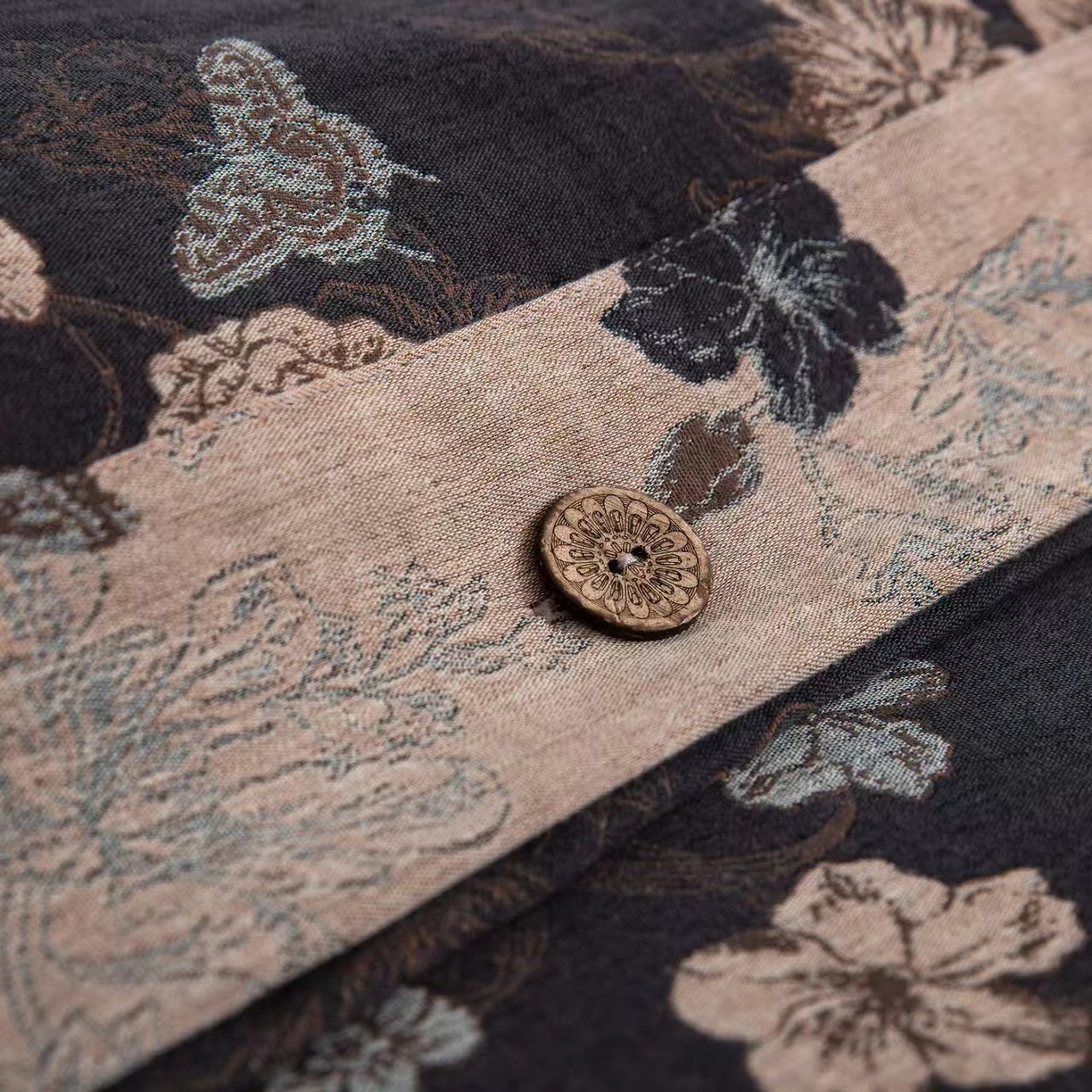 91家纺网 家纺一手货源 找家纺 双层纱家居 2025新款纯棉双层纱纽扣款四件套 黑茶