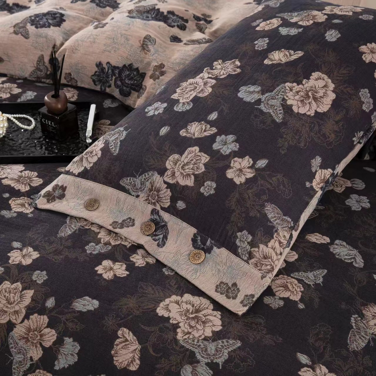 91家纺网 家纺一手货源 找家纺 双层纱家居 2025新款纯棉双层纱纽扣款四件套 黑茶