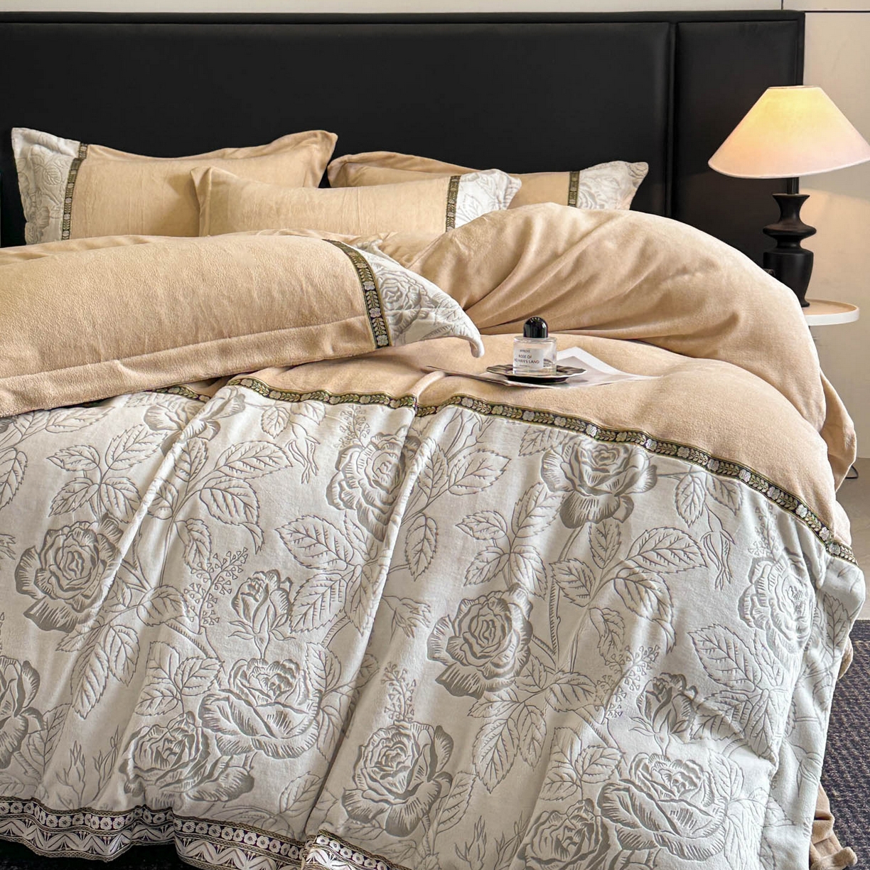 91家纺网 家纺一手货源 找家纺 帝王家纺 2025新款刺绣雕花加厚保暖牛奶绒四件套冬季珊瑚绒  控价： 淘宝标准￥208，小号￥178.拼多多标准￥168，小号￥138. (谢谢配合） 花容月貌-白色