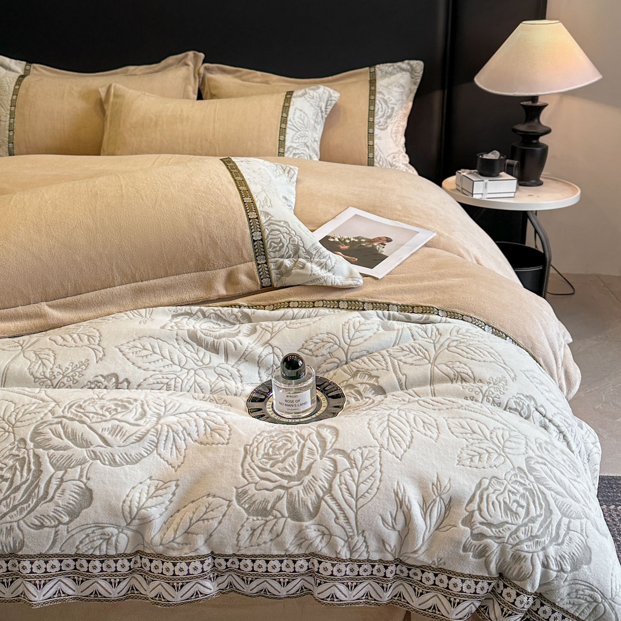 91家纺网 家纺一手货源 找家纺 帝王家纺 2025新款刺绣雕花加厚保暖牛奶绒四件套冬季珊瑚绒  控价： 淘宝标准￥208，小号￥178.拼多多标准￥168，小号￥138. (谢谢配合） 花容月貌-白色