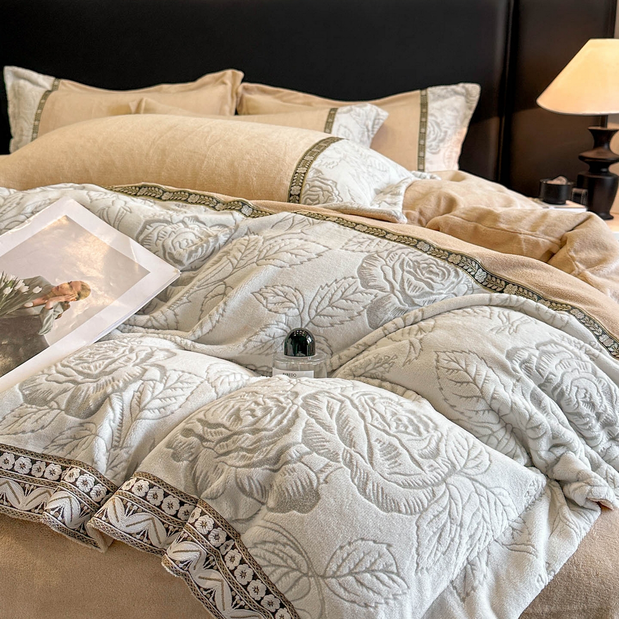 91家纺网 家纺一手货源 找家纺 帝王家纺 2025新款刺绣雕花加厚保暖牛奶绒四件套冬季珊瑚绒  控价： 淘宝标准￥208，小号￥178.拼多多标准￥168，小号￥138. (谢谢配合） 花容月貌-白色