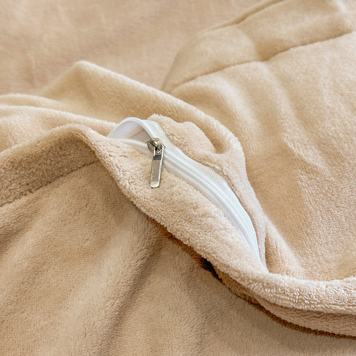 91家纺网 家纺一手货源 找家纺 帝王家纺 2025新款刺绣雕花加厚保暖牛奶绒四件套冬季珊瑚绒  控价： 淘宝标准￥208，小号￥178.拼多多标准￥168，小号￥138. (谢谢配合） 花容月貌-白色