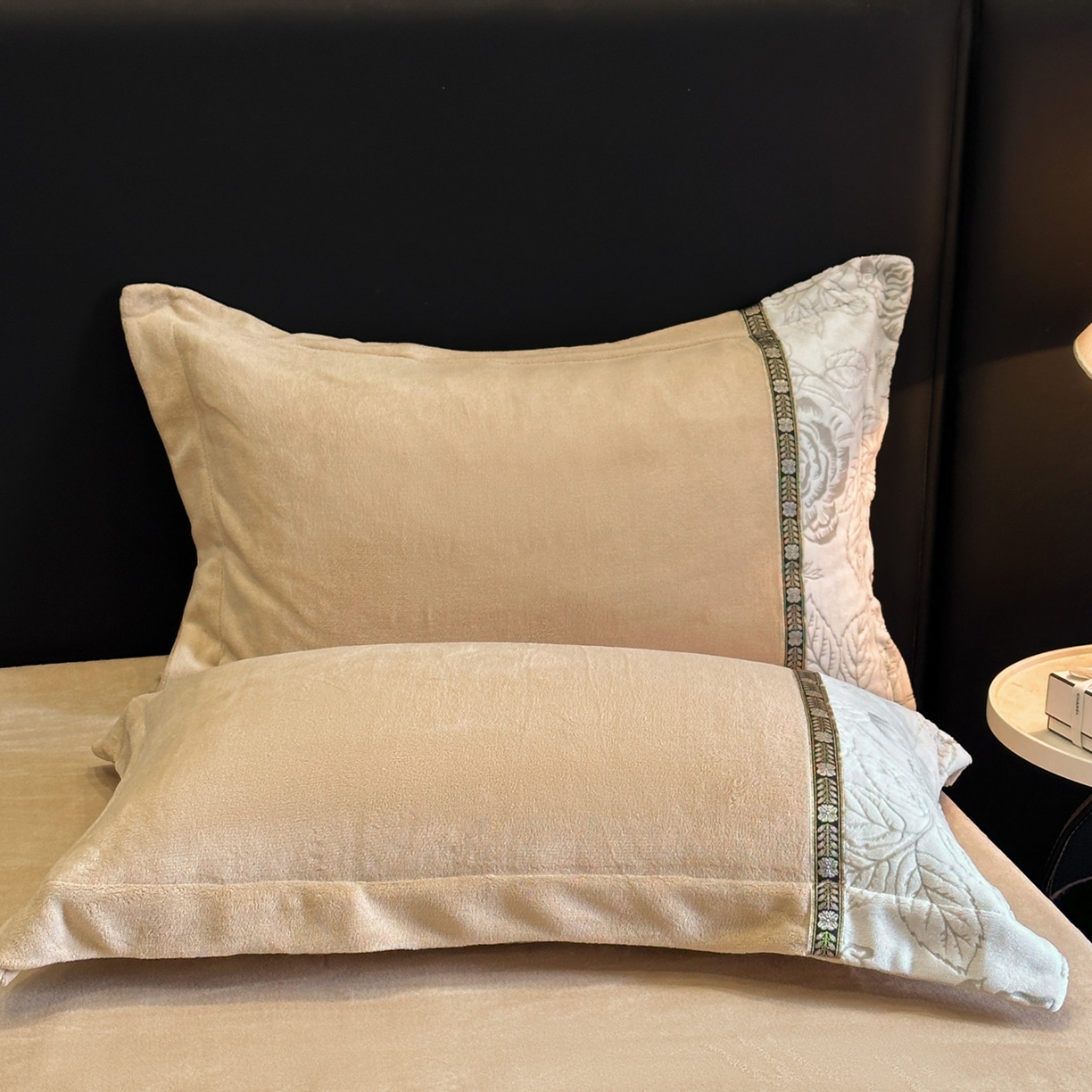 91家纺网 家纺一手货源 找家纺 帝王家纺 2025新款刺绣雕花加厚保暖牛奶绒四件套冬季珊瑚绒  控价： 淘宝标准￥208，小号￥178.拼多多标准￥168，小号￥138. (谢谢配合） 花容月貌-白色