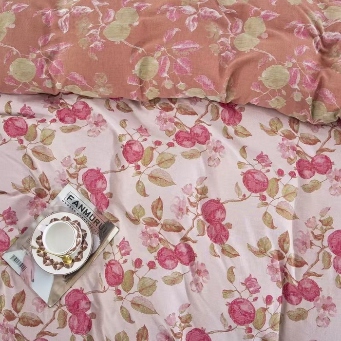 91家纺网 家纺一手货源 找家纺 双层纱家居 2025新款纯棉双层纱纽扣款四件套 红石榴