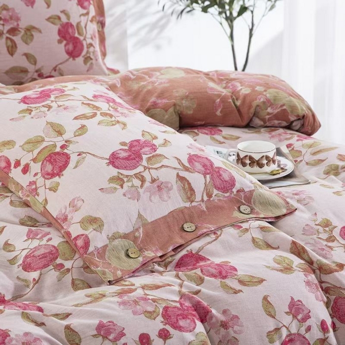 91家纺网 家纺一手货源 找家纺 双层纱家居 2025新款纯棉双层纱纽扣款四件套 红石榴