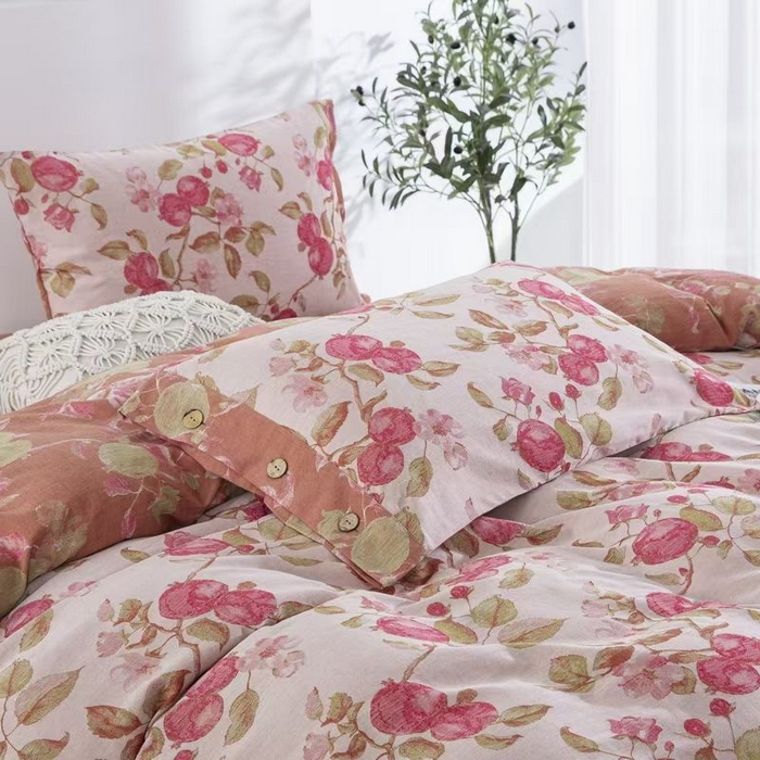 91家纺网 家纺一手货源 找家纺 双层纱家居 2025新款纯棉双层纱纽扣款四件套 红石榴