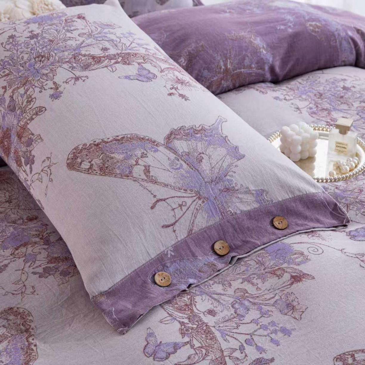 91家纺网 家纺一手货源 找家纺 双层纱家居 2025新款纯棉双层纱纽扣款四件套 蝴蝶粉