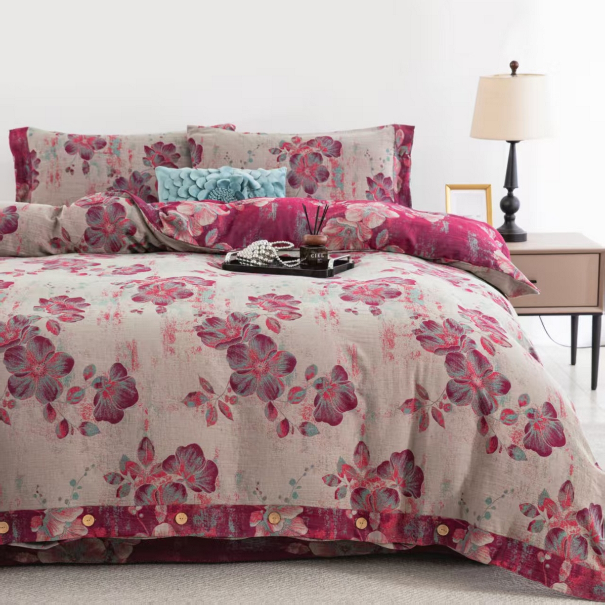 91家纺网 家纺一手货源 找家纺 双层纱家居 2025新款纯棉双层纱纽扣款四件套 流金岁月粉灰