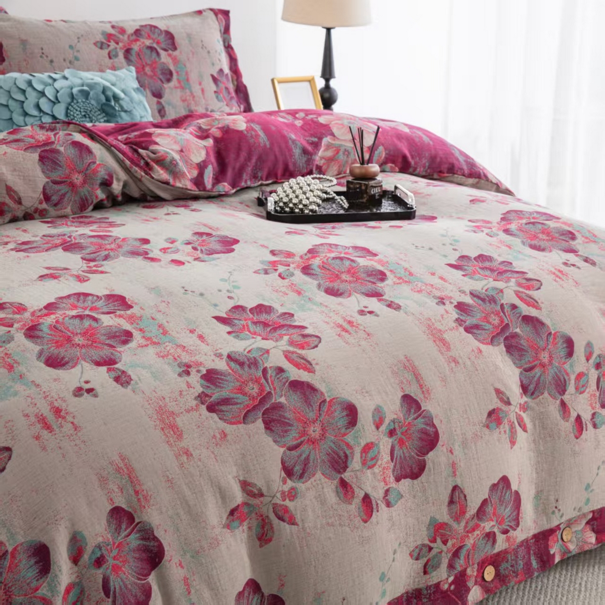 91家纺网 家纺一手货源 找家纺 双层纱家居 2025新款纯棉双层纱纽扣款四件套 流金岁月粉灰