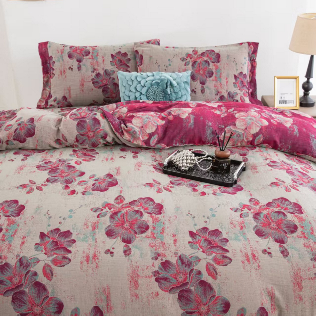 91家纺网 家纺一手货源 找家纺 双层纱家居 2025新款纯棉双层纱纽扣款四件套 流金岁月粉灰