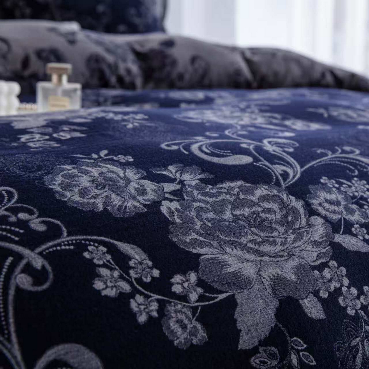 91家纺网 家纺一手货源 找家纺 双层纱家居 2025新款纯棉双层纱纽扣款四件套 陌上花开深蓝