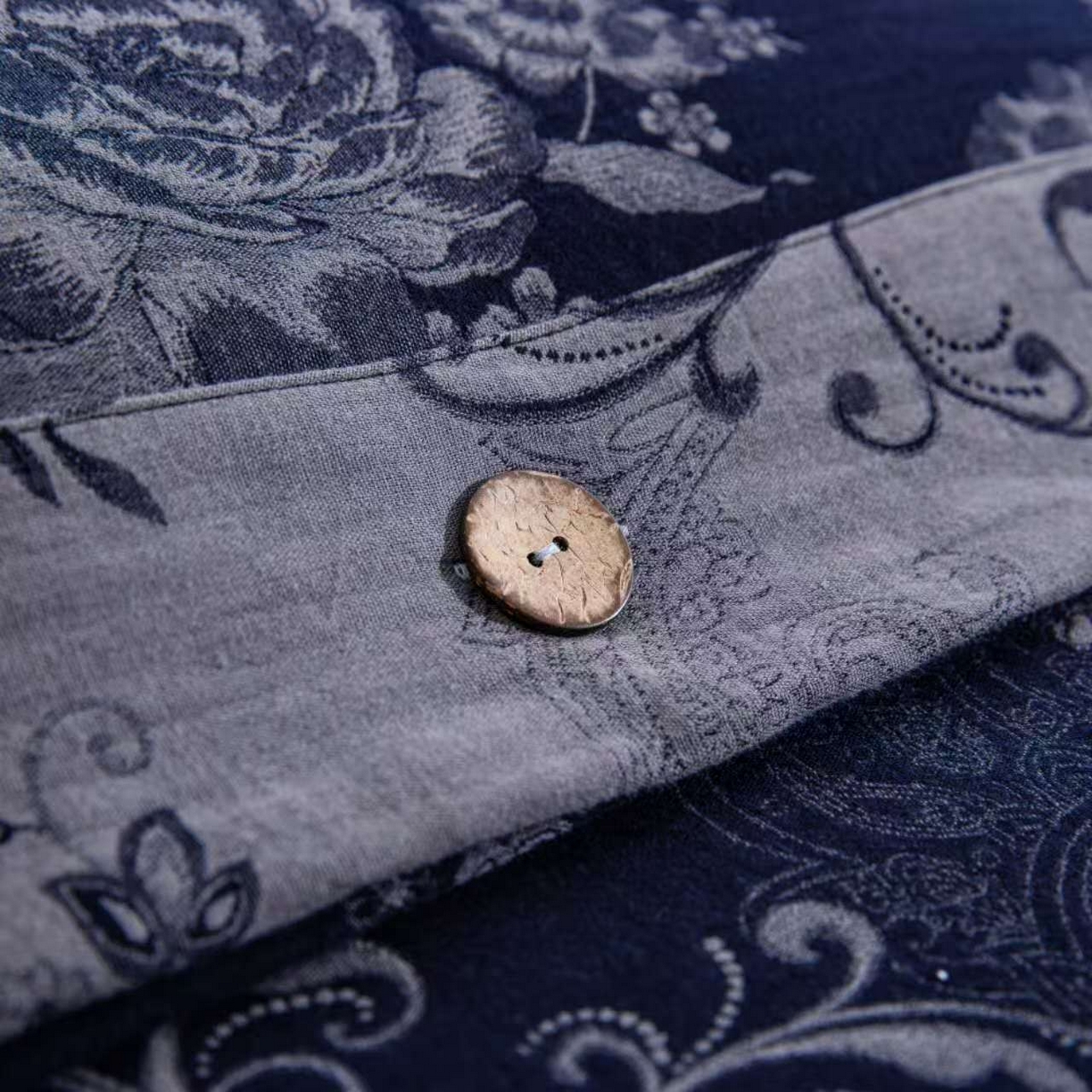 91家纺网 家纺一手货源 找家纺 双层纱家居 2025新款纯棉双层纱纽扣款四件套 陌上花开深蓝