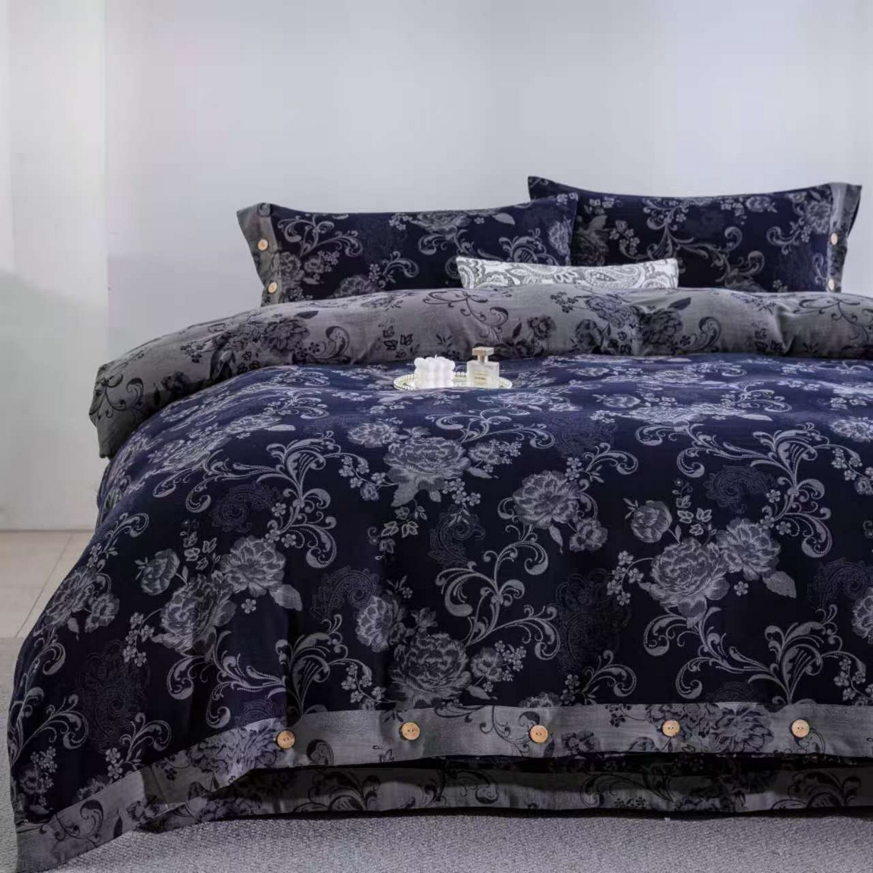 91家纺网 家纺一手货源 找家纺 双层纱家居 2025新款纯棉双层纱纽扣款四件套 陌上花开深蓝