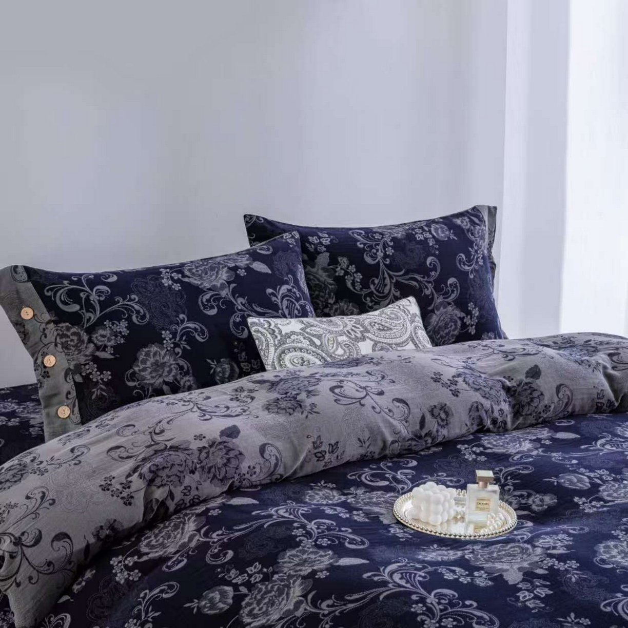 91家纺网 家纺一手货源 找家纺 双层纱家居 2025新款纯棉双层纱纽扣款四件套 陌上花开深蓝