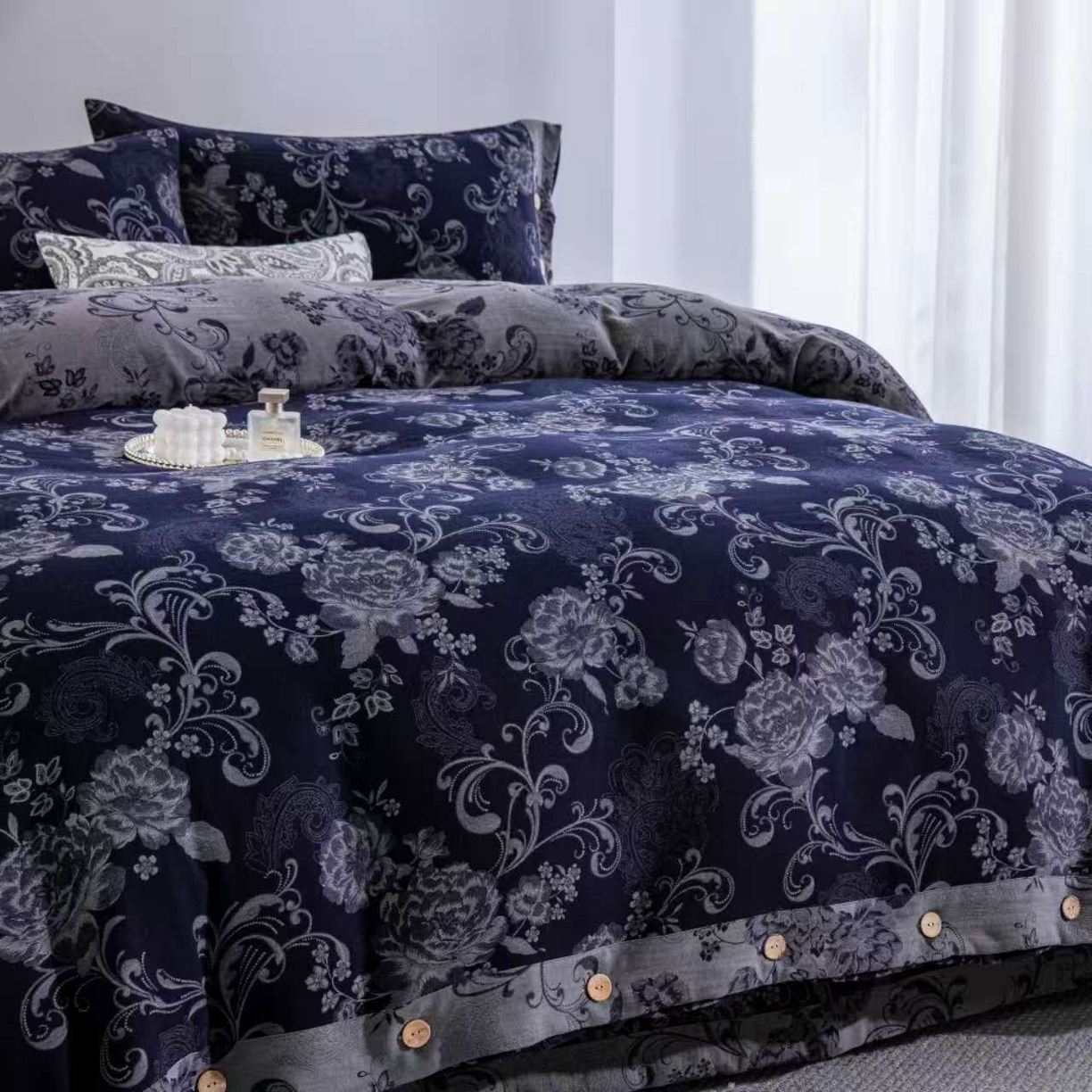 91家纺网 家纺一手货源 找家纺 双层纱家居 2025新款纯棉双层纱纽扣款四件套 陌上花开深蓝