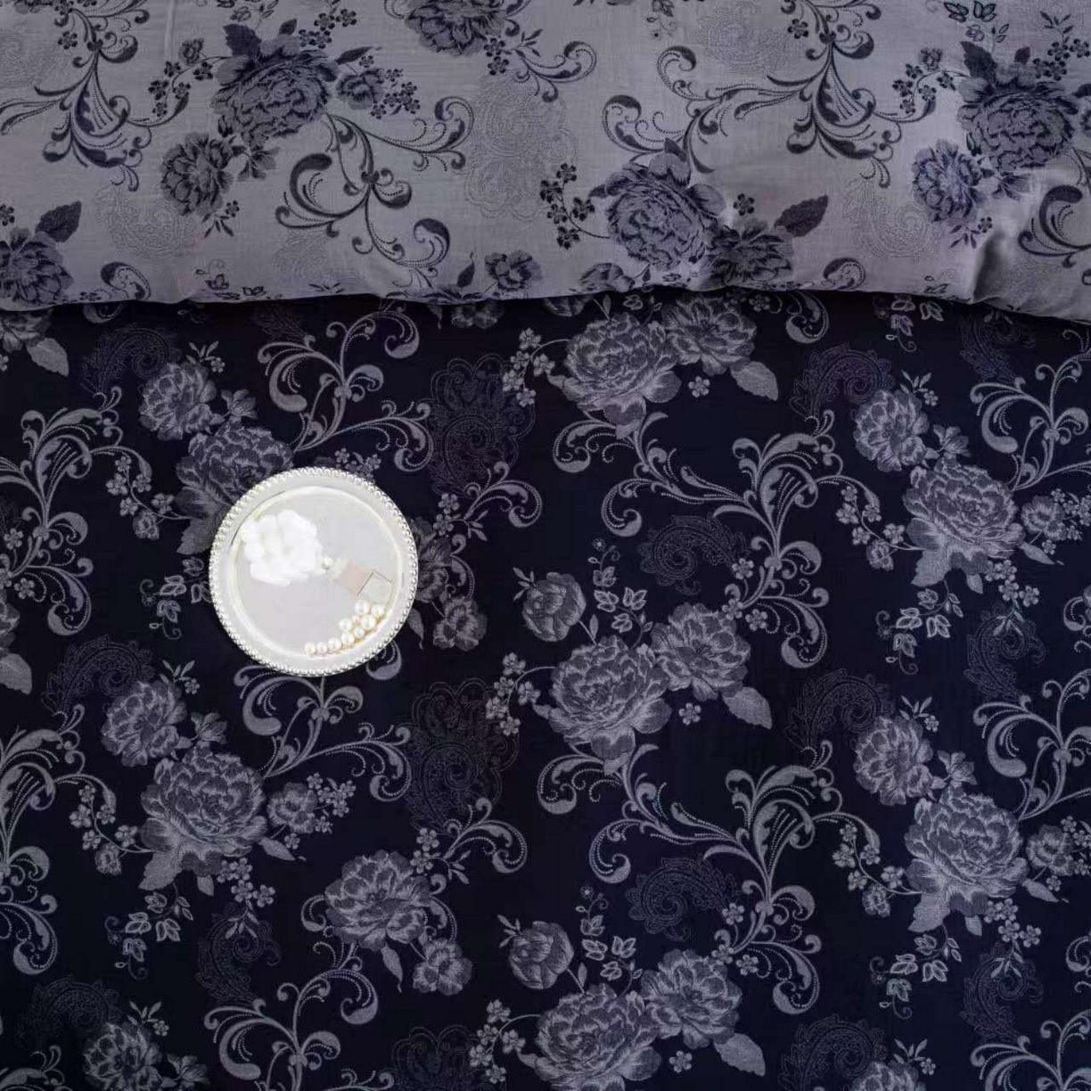 91家纺网 家纺一手货源 找家纺 双层纱家居 2025新款纯棉双层纱纽扣款四件套 陌上花开深蓝