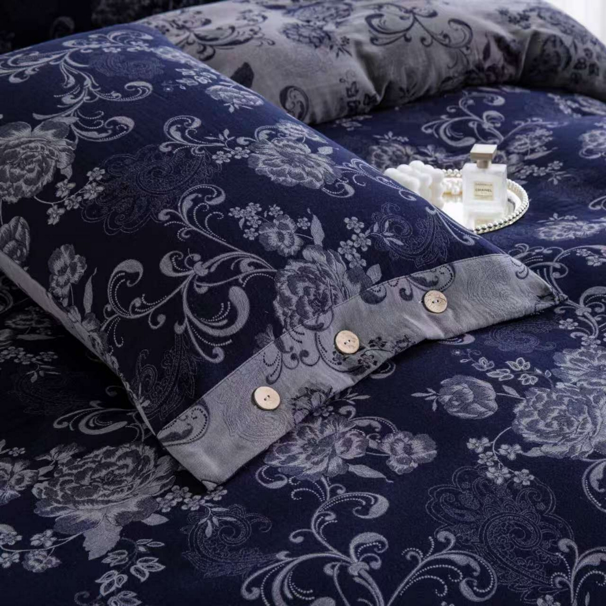 91家纺网 家纺一手货源 找家纺 双层纱家居 2025新款纯棉双层纱纽扣款四件套 陌上花开深蓝