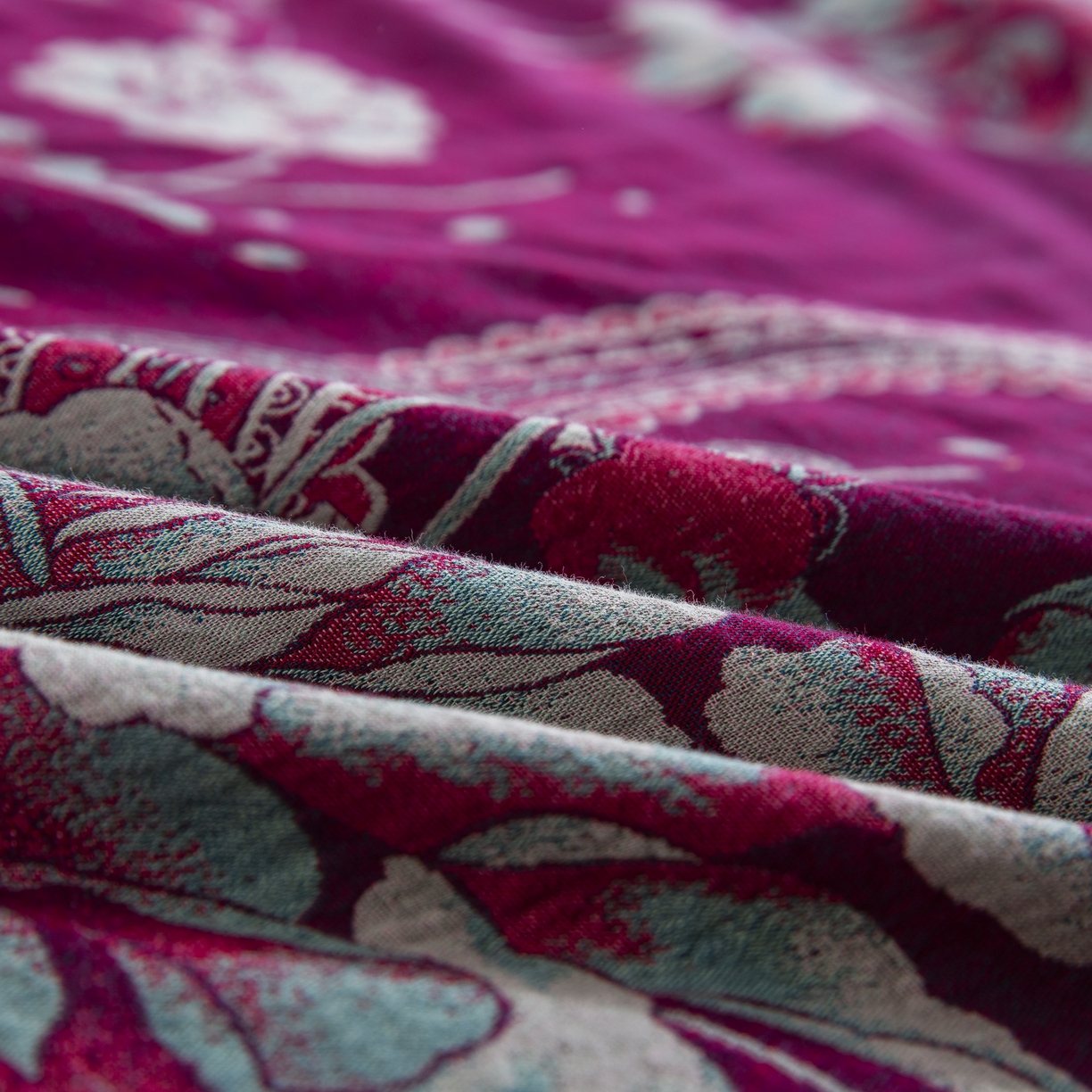 91家纺网 家纺一手货源 找家纺 双层纱家居 2025新款纯棉双层纱纽扣款四件套 牡丹深紫