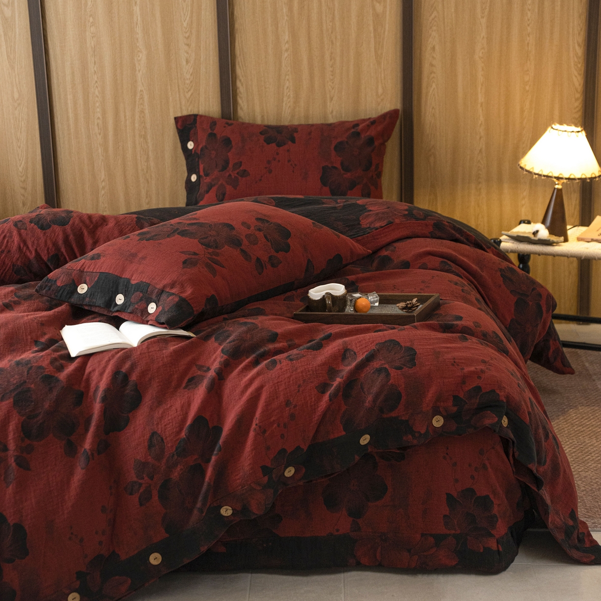 91家纺网 家纺一手货源 找家纺 双层纱家居 2025新款纯棉双层纱纽扣款四件套 牡丹夕颜紫红