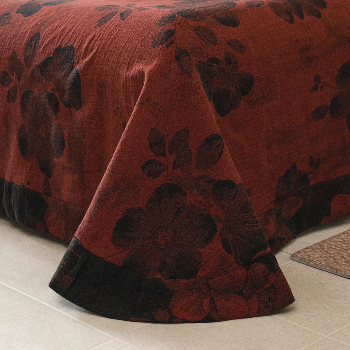 91家纺网 家纺一手货源 找家纺 双层纱家居 2025新款纯棉双层纱纽扣款四件套 牡丹夕颜紫红