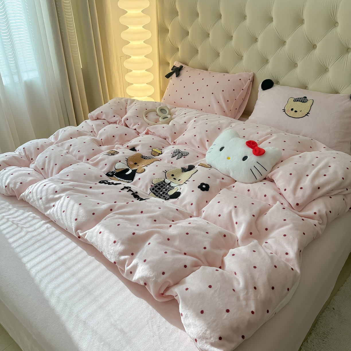 91家纺网 家纺一手货源 找家纺 （总）子钦家纺 2025秋冬新款暗黑系小红书同款加厚牛奶绒蝴蝶结款毛巾绣床单床笠四件套-快乐兄妹场景一