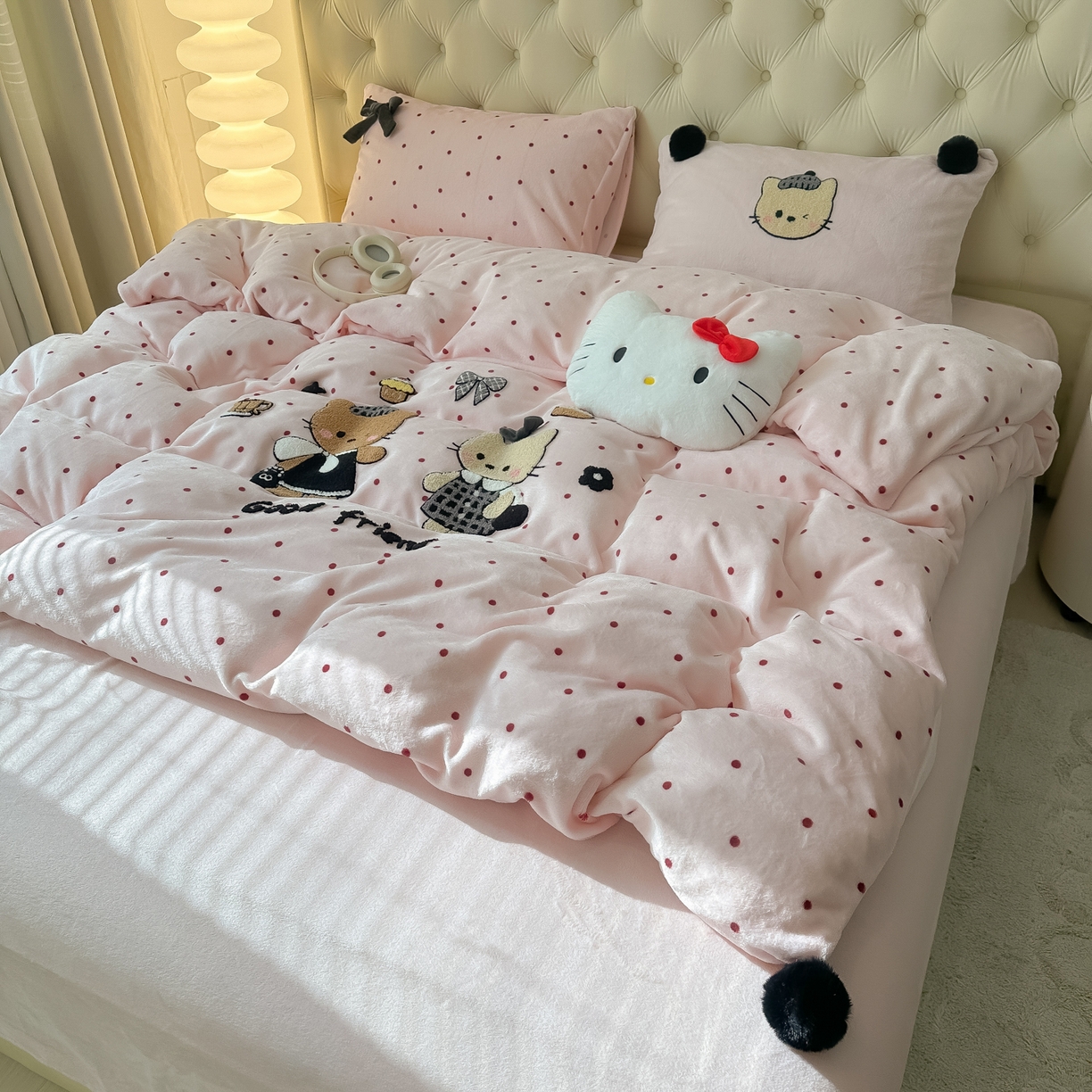 91家纺网 家纺一手货源 找家纺 （总）子钦家纺 2025秋冬新款暗黑系小红书同款加厚牛奶绒蝴蝶结款毛巾绣床单床笠四件套-快乐兄妹场景一