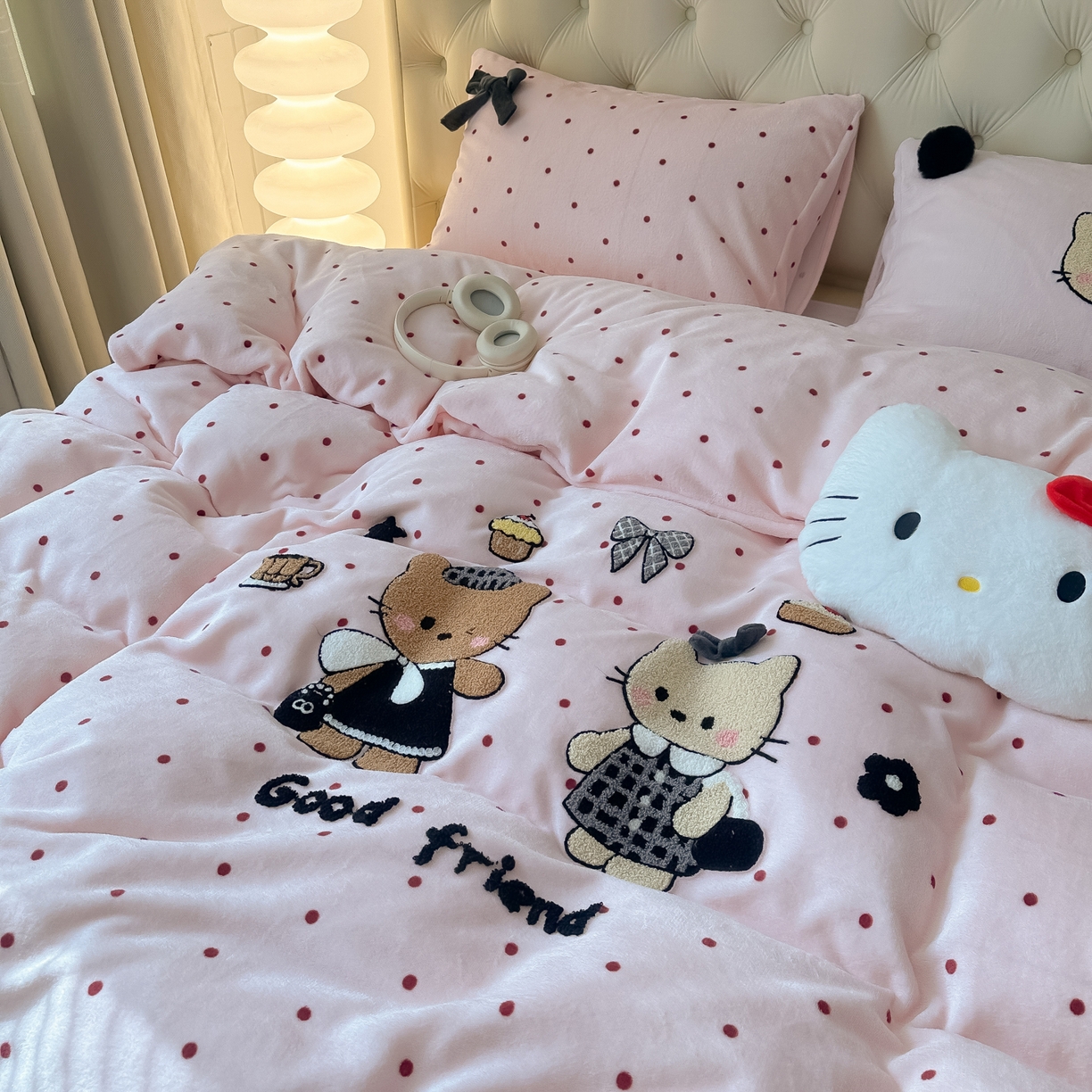 91家纺网 家纺一手货源 找家纺 （总）子钦家纺 2025秋冬新款暗黑系小红书同款加厚牛奶绒蝴蝶结款毛巾绣床单床笠四件套-快乐兄妹场景一