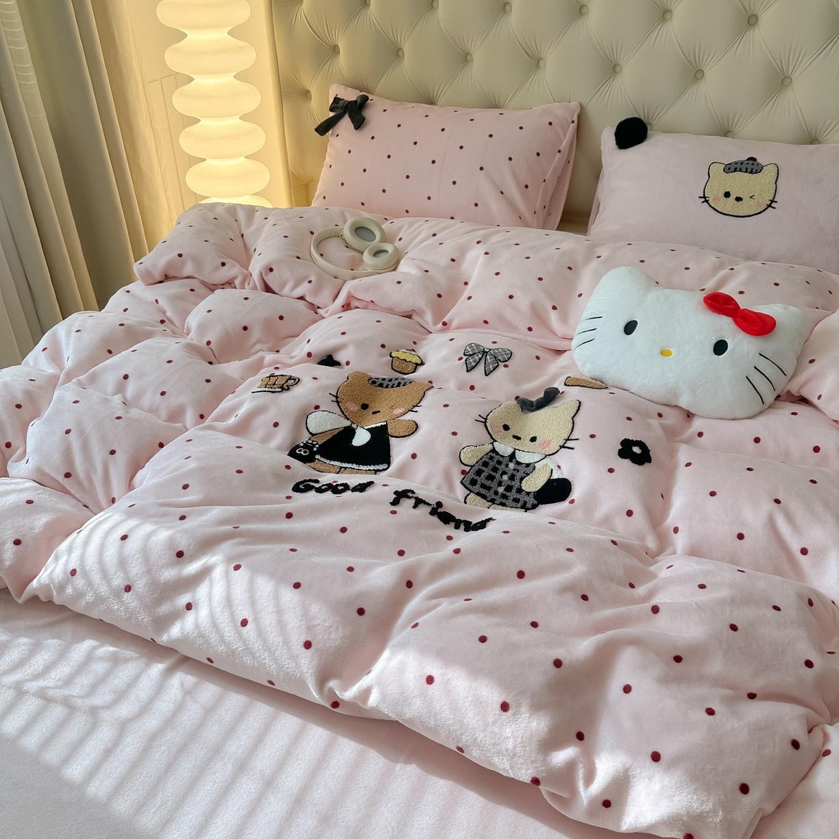 91家纺网 家纺一手货源 找家纺 （总）子钦家纺 2025秋冬新款暗黑系小红书同款加厚牛奶绒蝴蝶结款毛巾绣床单床笠四件套-快乐兄妹场景一