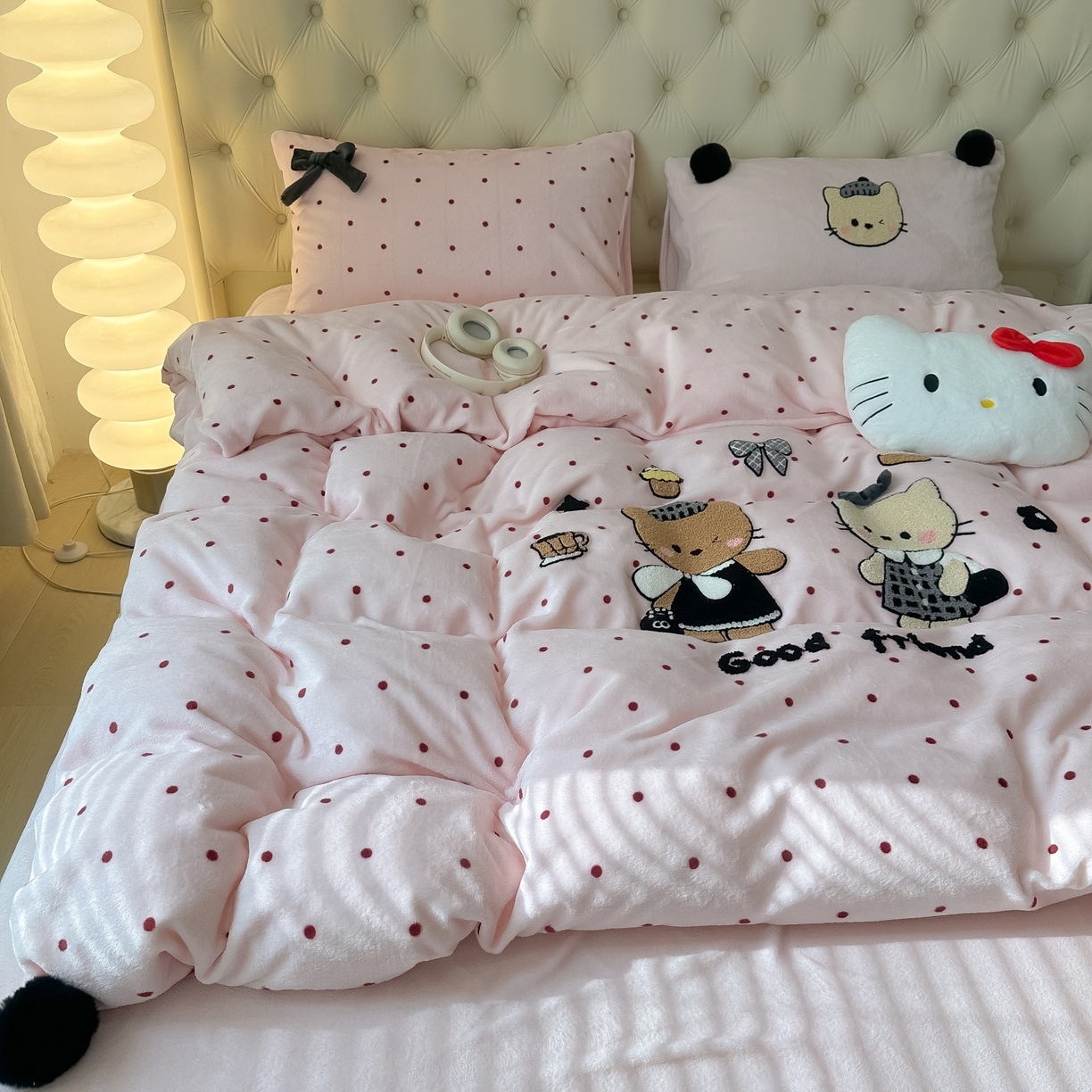 91家纺网 家纺一手货源 找家纺 （总）子钦家纺 2025秋冬新款暗黑系小红书同款加厚牛奶绒蝴蝶结款毛巾绣床单床笠四件套-快乐兄妹场景一