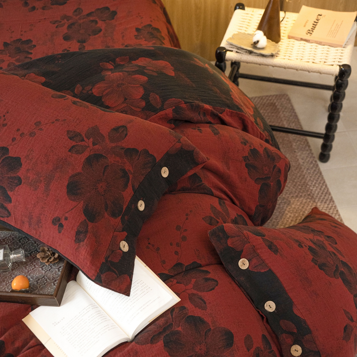 91家纺网 家纺一手货源 找家纺 双层纱家居 2025新款纯棉双层纱纽扣款四件套 牡丹夕颜紫红