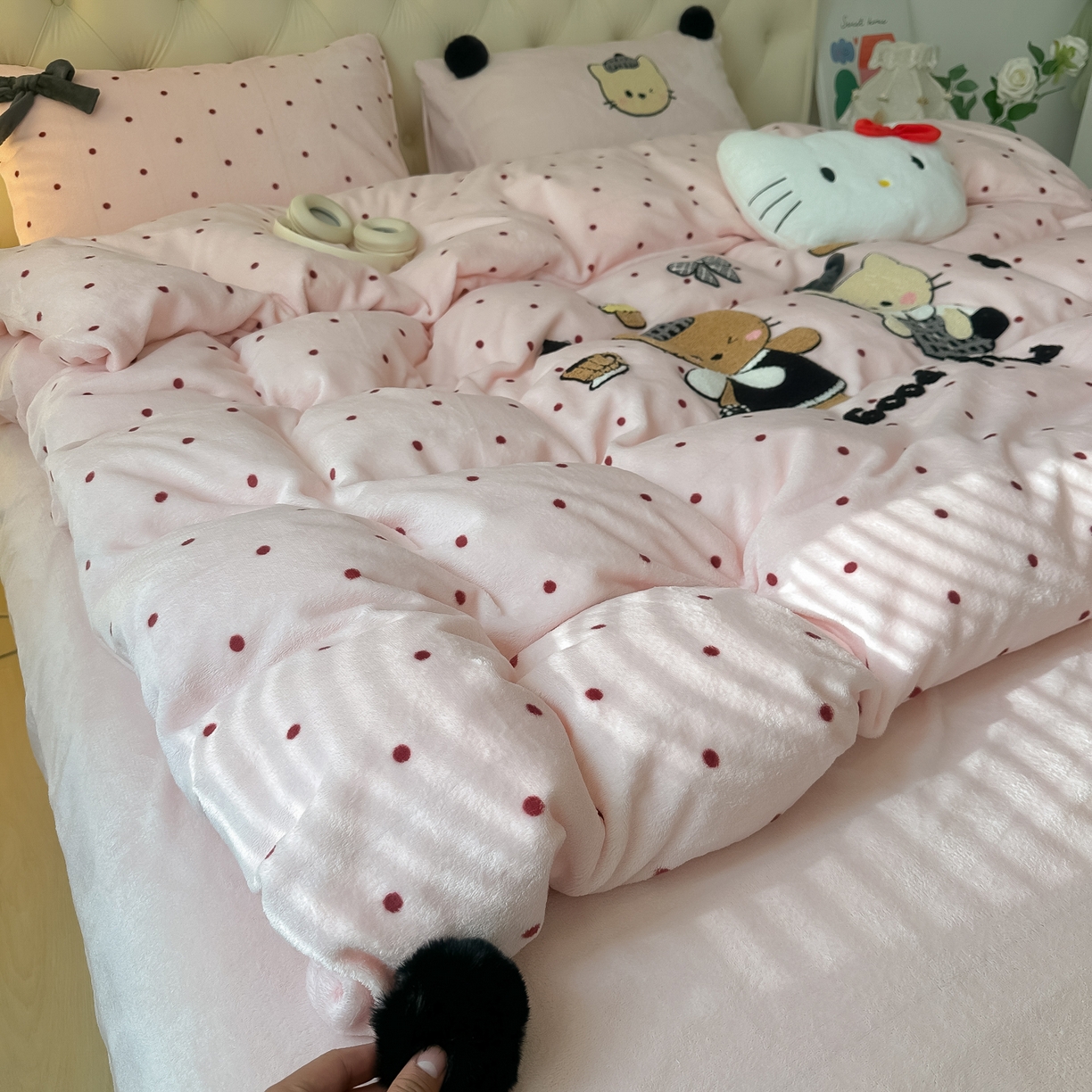 91家纺网 家纺一手货源 找家纺 （总）子钦家纺 2025秋冬新款暗黑系小红书同款加厚牛奶绒蝴蝶结款毛巾绣床单床笠四件套-快乐兄妹场景一