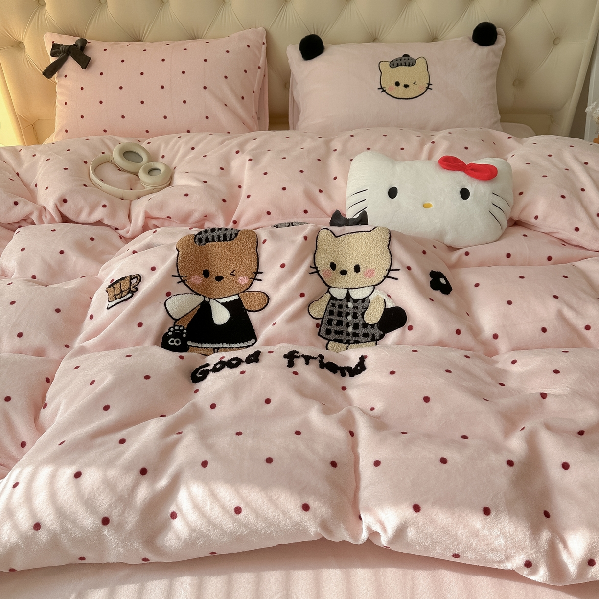 91家纺网 家纺一手货源 找家纺 （总）子钦家纺 2025秋冬新款暗黑系小红书同款加厚牛奶绒蝴蝶结款毛巾绣床单床笠四件套-快乐兄妹场景一