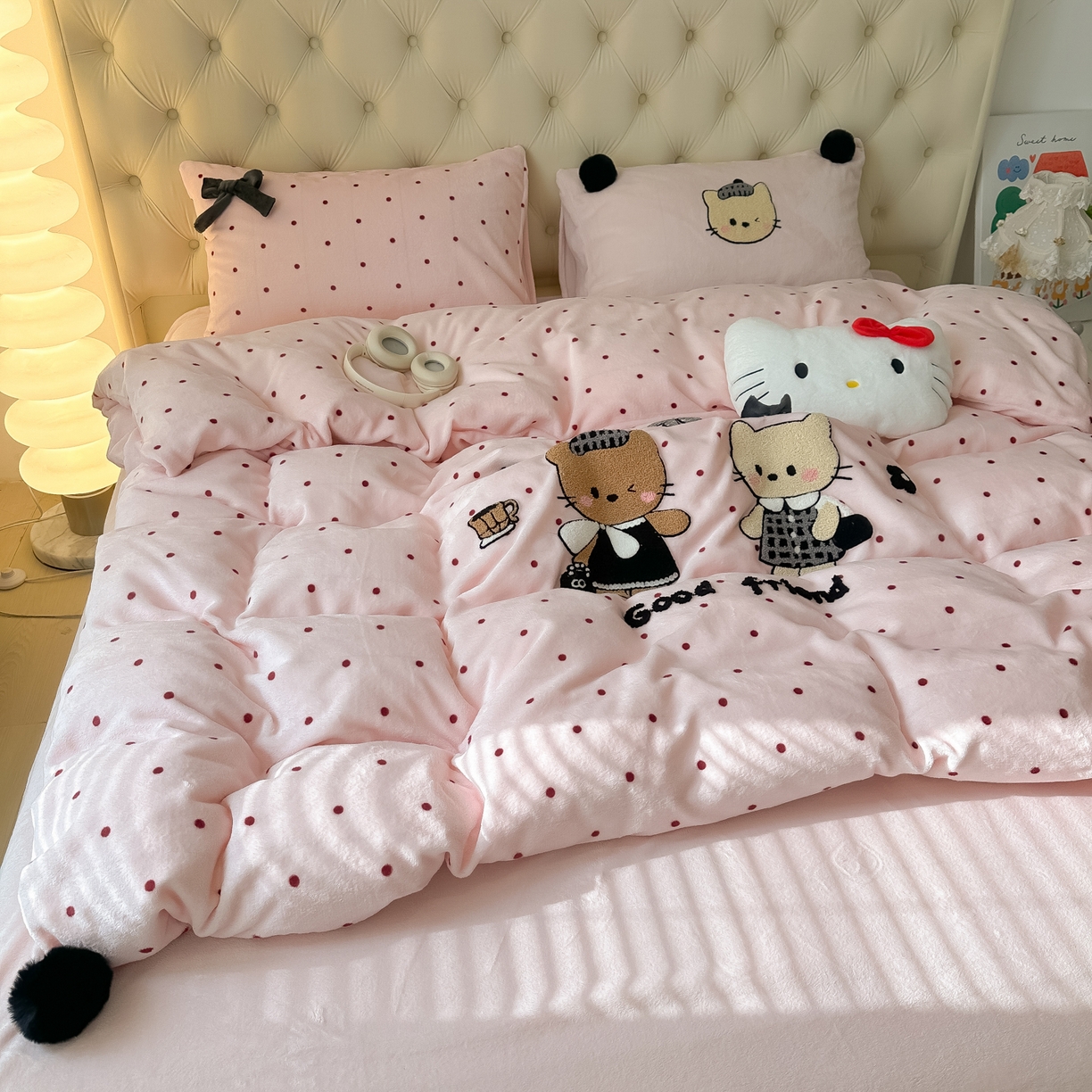 91家纺网 家纺一手货源 找家纺 （总）子钦家纺 2025秋冬新款暗黑系小红书同款加厚牛奶绒蝴蝶结款毛巾绣床单床笠四件套-快乐兄妹场景一