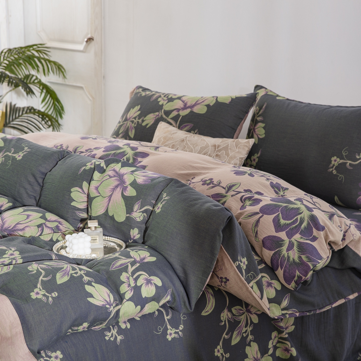 91家纺网 家纺一手货源 找家纺 双层纱家居 2025新款纯棉双层纱纽扣款四件套 秋雨墨绿