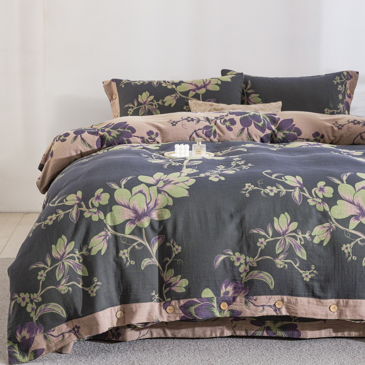 91家纺网 家纺一手货源 找家纺 双层纱家居 2025新款纯棉双层纱纽扣款四件套 秋雨墨绿